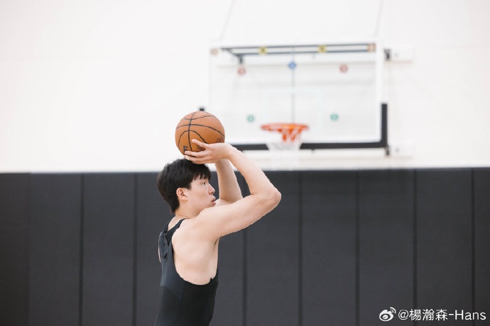休赛期训练！杨瀚森社媒晒训练照：练练练🏋🏻