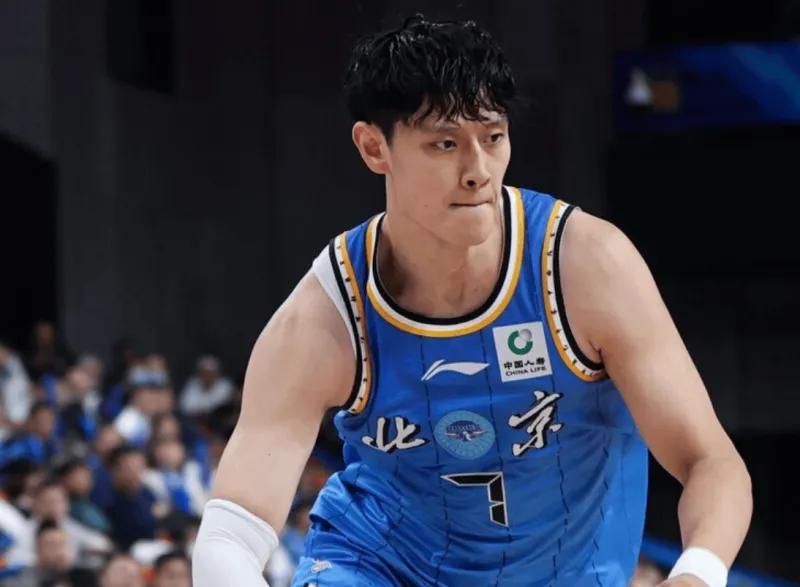 曾凡博醒不了了？无持球+三分罚球效率低下，末节仍在持续犯错！