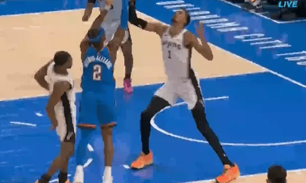 V站体育官方资讯-亚历山大造成犯规打成2+1砍下20分，雷霆下半场领先马刺11分